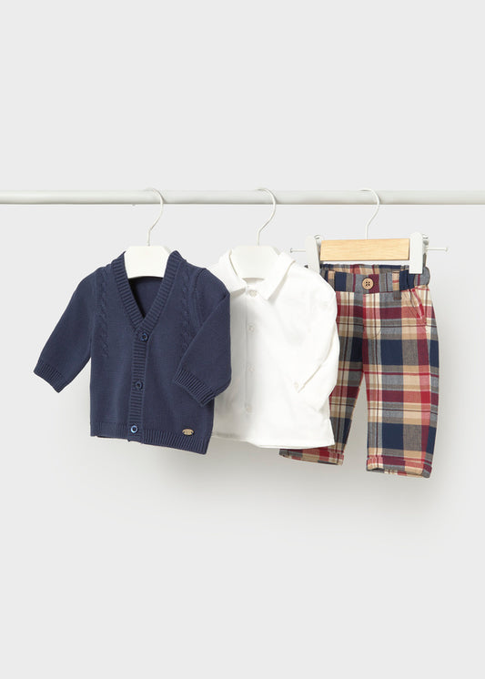 Completo neonato 3 pezzi Mayoral con cardigan blu, camicia bianca e pantalone a quadri