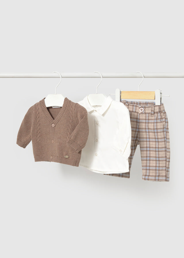 Completo neonato 3 pezzi Mayoral con cardigan marrone, camicia bianca e pantalone a quadri