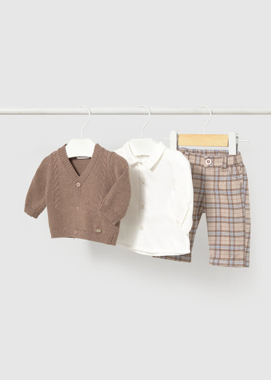 Completo neonato 3 pezzi Mayoral con cardigan marrone, camicia bianca e pantalone a quadri