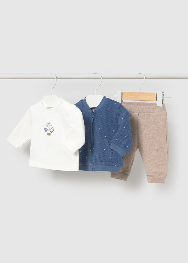Completo neonato 3 pezzi Mayoral con maglia bianca, cardigan con zip blu e pantalone beige