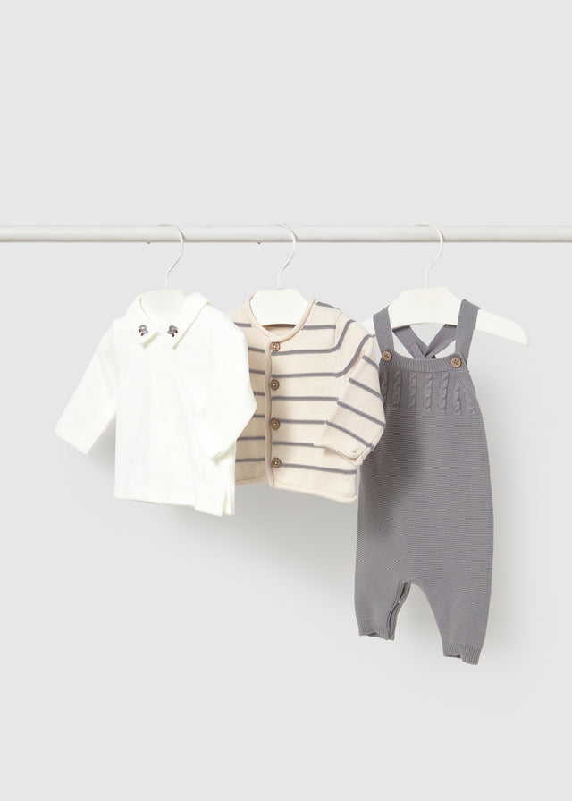 Completo neonato Mayoral 3 pezzi con camicia bianca, cardigan a righe e salopette grigio chiaro