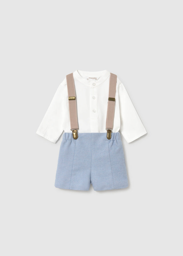 Completo neonato Mayoral con camicia bianca e pantaloncino azzurro con bretelle