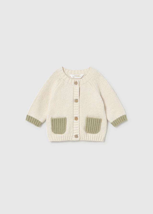 Completo neonato Mayoral con maglia écru cardigan con tasche e pantalone verde salvia