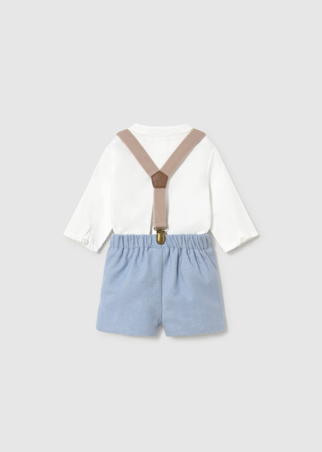Completo neonato Mayoral con camicia bianca e pantaloncino azzurro con bretelle