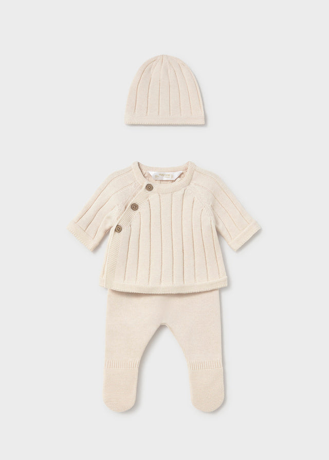 Completo neonato unisex 3 pezzi color écru con maglioncino, ghettina con piedini e cappellino Mayoral