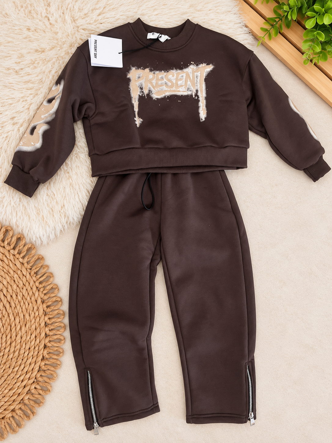 Completo tuta felpata moka da ragazzo Present Day composto da felpa girocollo con stampa grafica e pantalone lungo con zip alle caviglie.