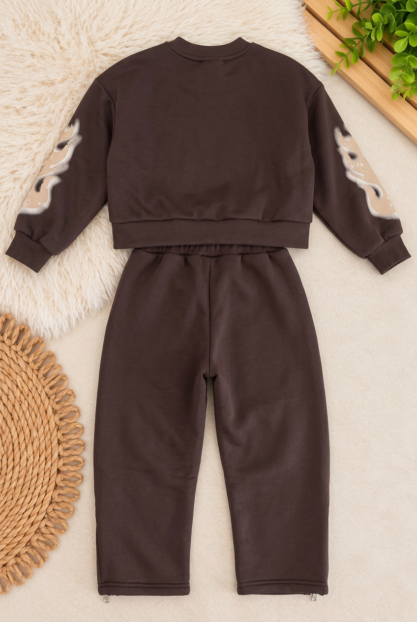 Completo tuta felpata moka da ragazzo Present Day composto da felpa girocollo con stampa grafica e pantalone lungo con zip alle caviglie.