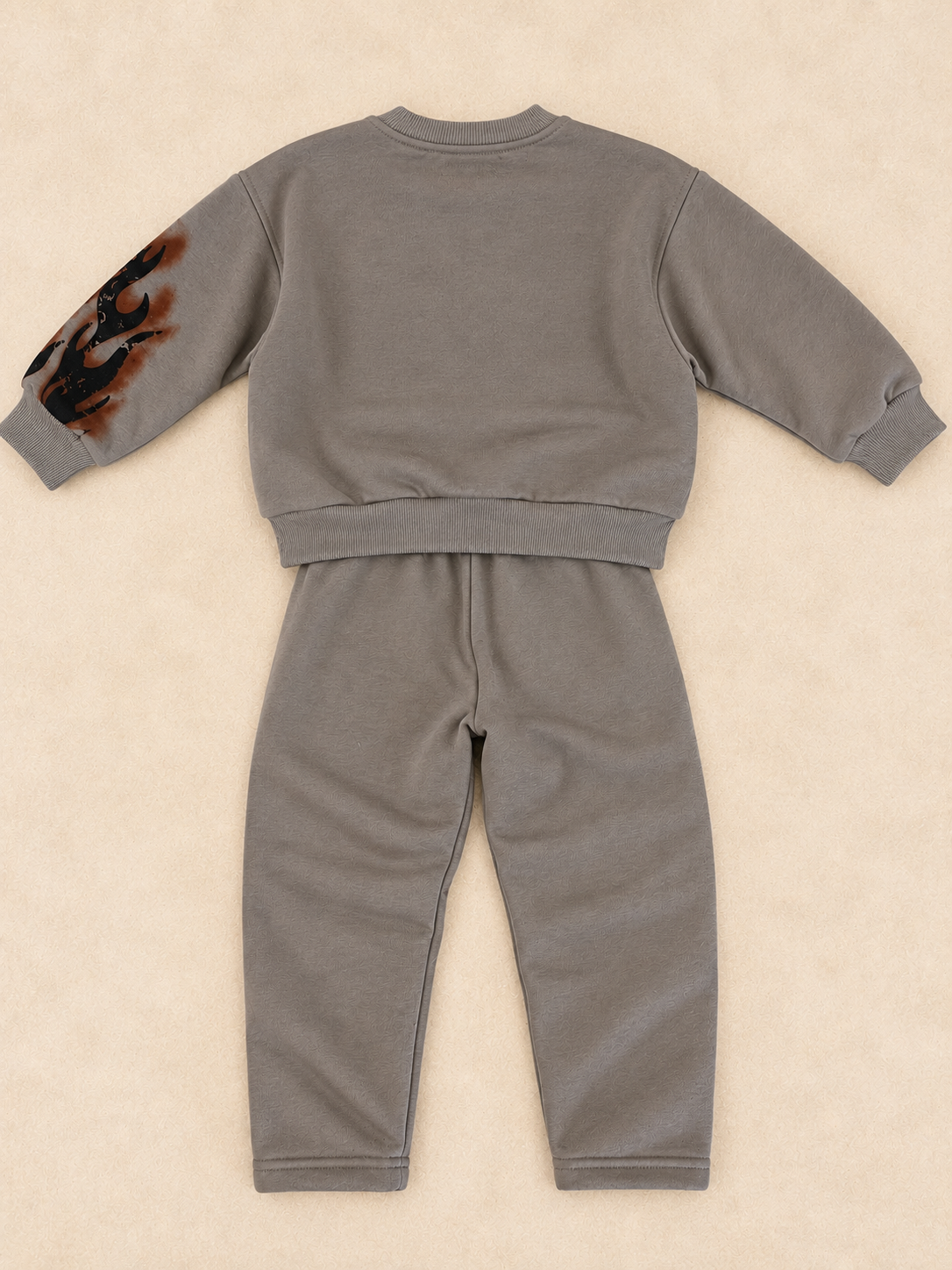 Completo tuta tortora Present Day da ragazzo, composto da felpa girocollo con stampa grafica e pantalone lungo con coulisse e zip alle caviglie.
