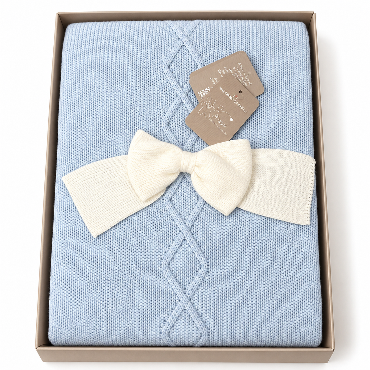 Copertina neonato azzurra Nazareno Gabrielli in maglia con fiocco avorio nella confezione regalo.