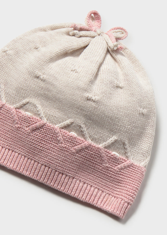 Dettaglio 2 cappellino neonata in maglia écru e rosa con bordo a coste Mayoral