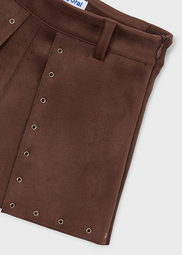 Dettaglio borchiette decorative sugli shorts bambina Mayoral marroni
