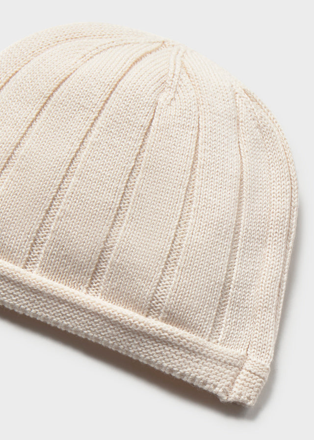 Dettaglio cappellino neonato in maglia a coste color écru Mayoral