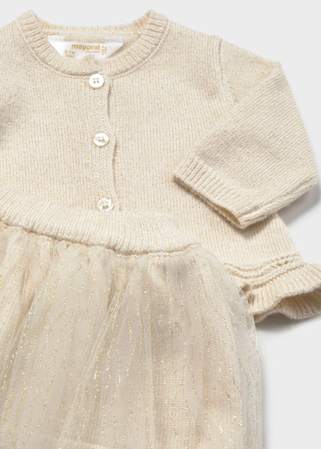 Dettaglio cardigan in maglia e gonna in tulle luminosa Mayoral neonata