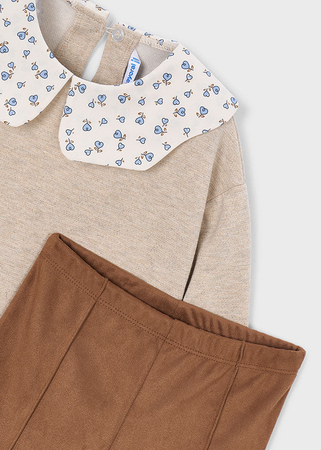 Dettaglio completo Mayoral bambina con colletto floreale e pantalone marrone a zampa