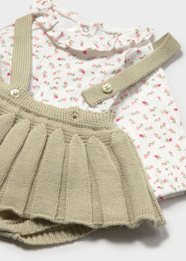 Dettaglio completo neonata Mayoral con camicia floreale e gonna plissettata