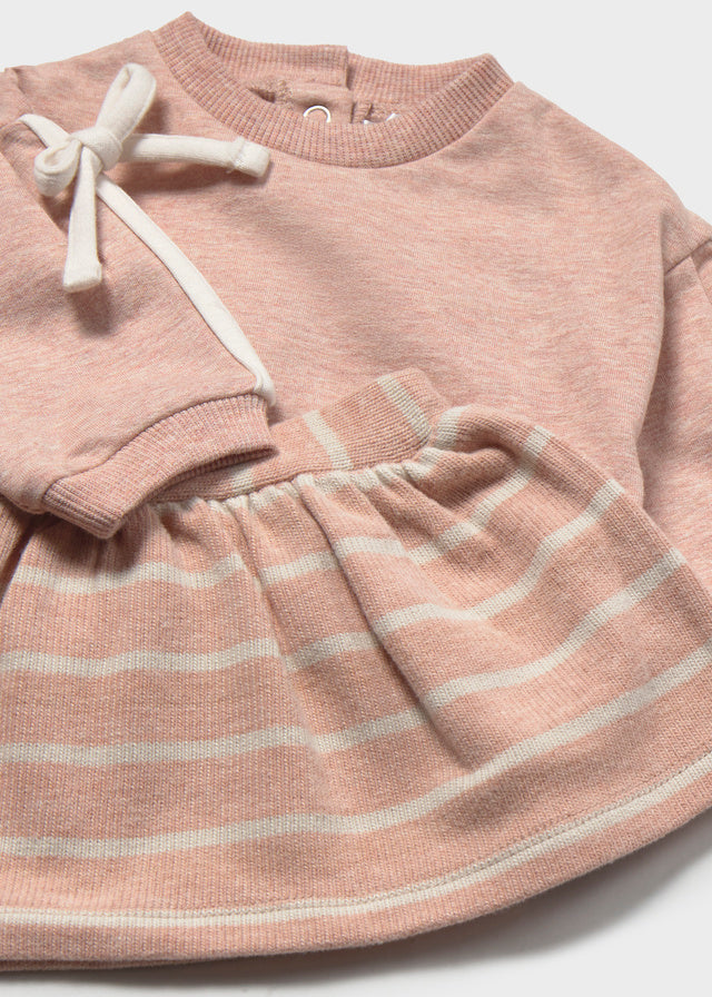 Dettaglio completo neonata Mayoral con felpa rosa e gonna a righe con fiocchi sulle maniche