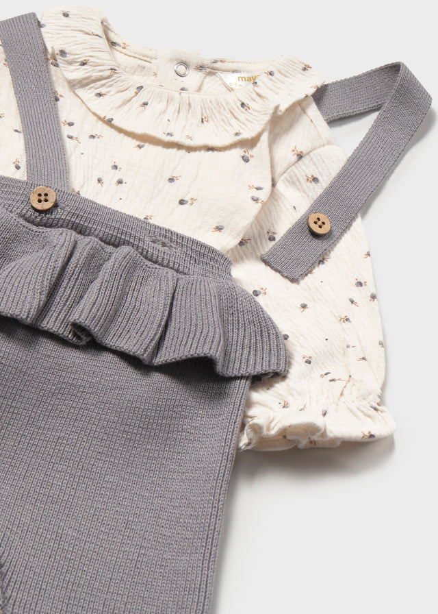 Dettaglio completo neonata Mayoral con maglia floreale e pantalone grigio con bretelle
