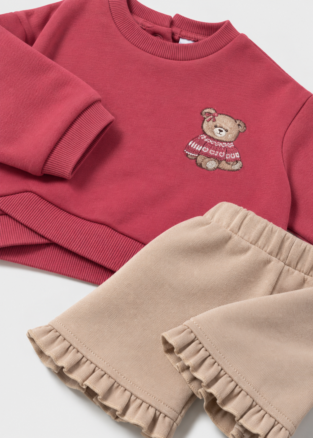 Dettaglio completo neonata Mayoral con orsetto ricamato sulla felpa rosa e pantalone beige con volant