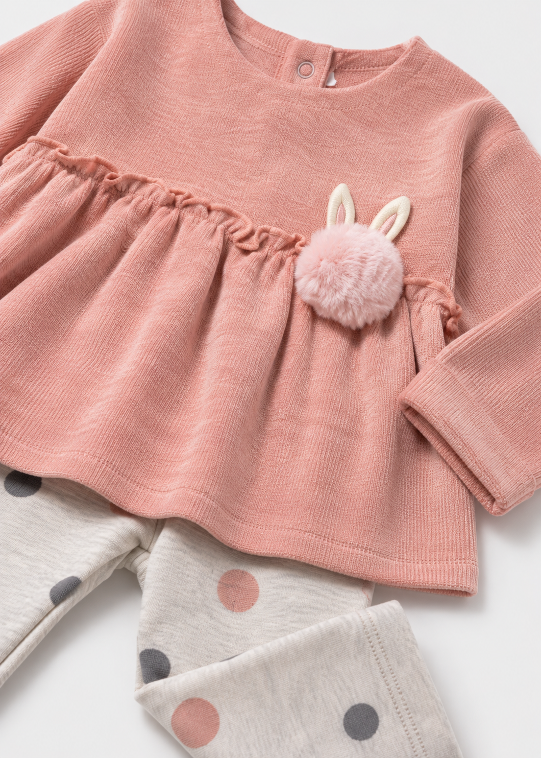 Dettaglio completo neonata con coniglietto con pompon rosa e leggings a pois Mayoral