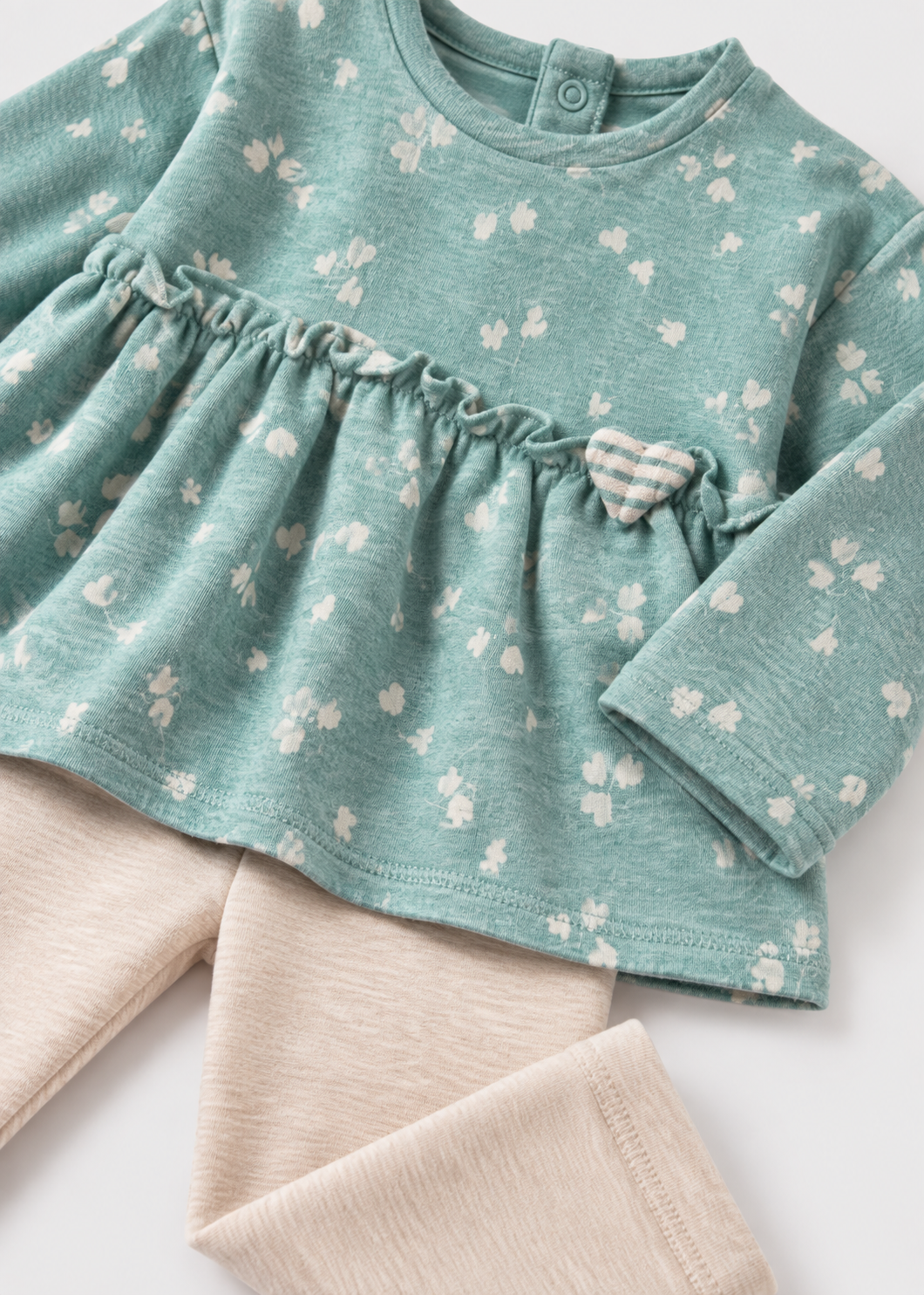Dettaglio completo neonata con fantasia floreale, fiocco a righe e leggings beige Mayoral