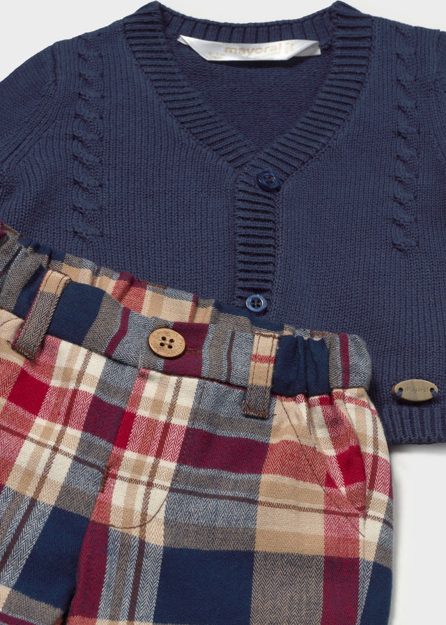 Dettaglio completo neonato Mayoral con cardigan blu e pantalone a quadri