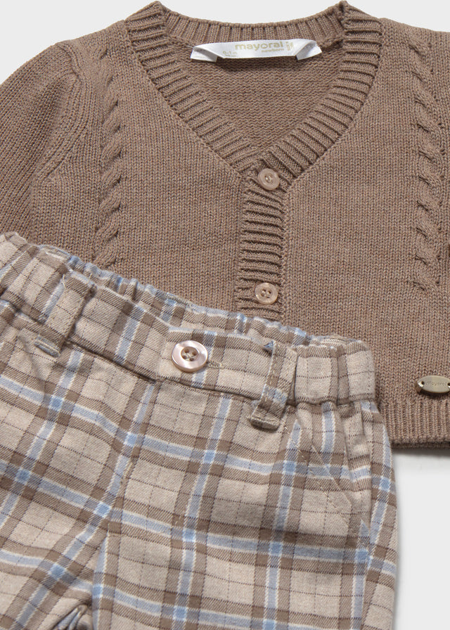 Dettaglio completo neonato Mayoral con cardigan marrone e pantalone a quadri