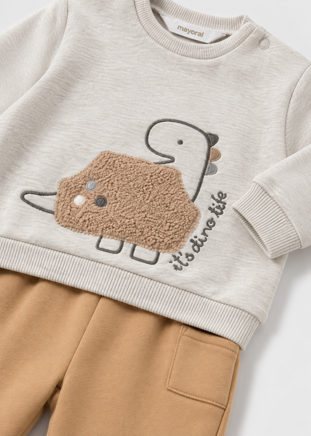 Dettaglio completo neonato Mayoral con felpa grigio mélange, applicazione animaletto e pantalone cammello