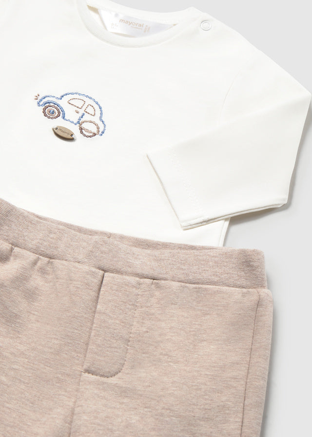 Dettaglio completo neonato Mayoral con maglia bianca con automobilina, cardigan blu e pantalone beige
