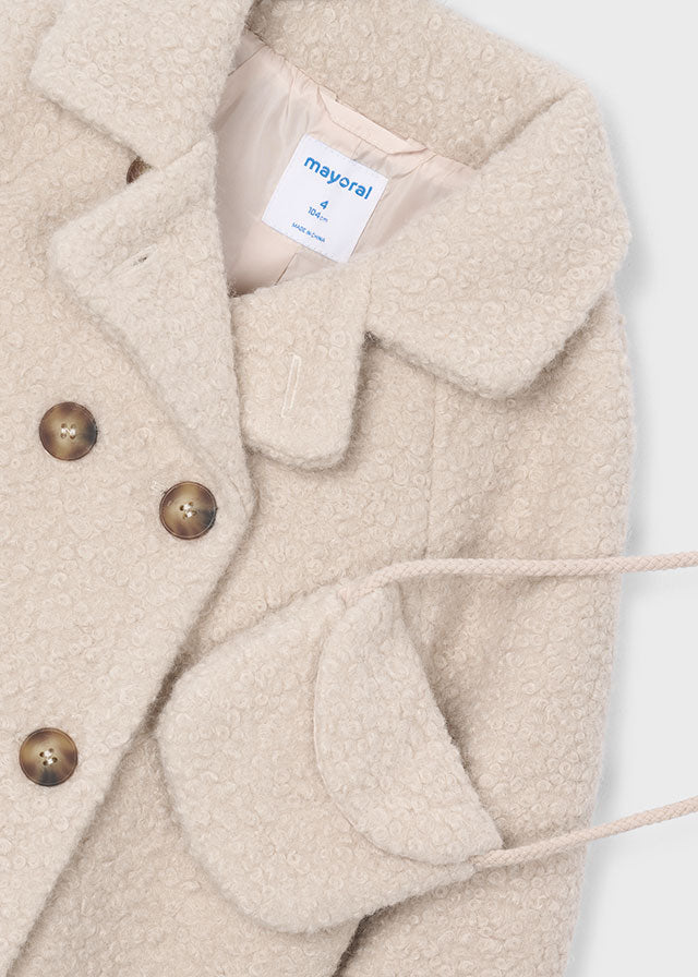 Dettaglio del cappotto bambina Mayoral beige con colletto e borsetta
