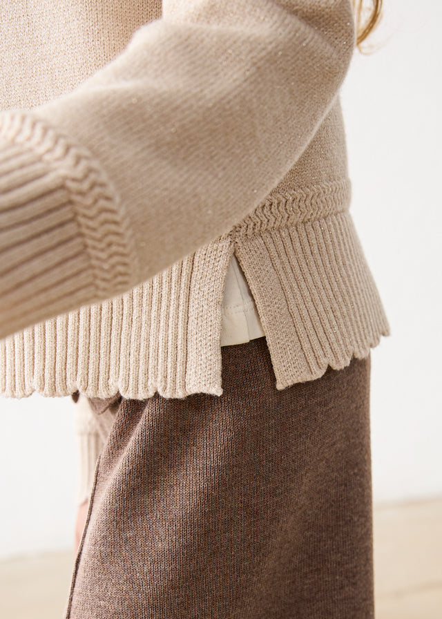 Dettaglio del maglione bambina Mayoral beige chiaro con lavorazione a coste