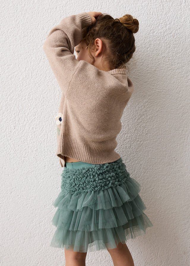 Dettaglio della gonna bambina Mayoral verde salvia con balze in tulle