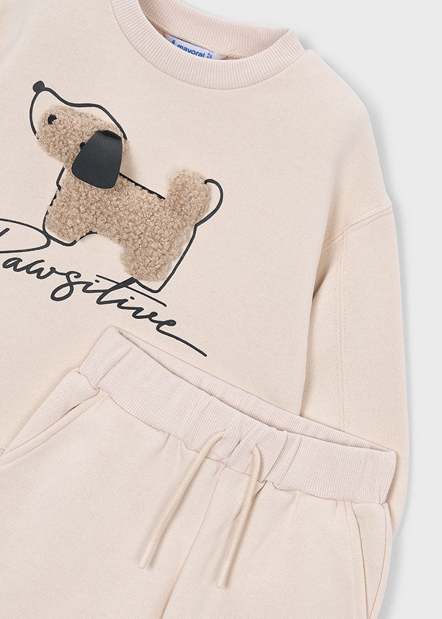Dettaglio felpa Mayoral bambina crema con applicazione cagnolino e scritta Pawsitive