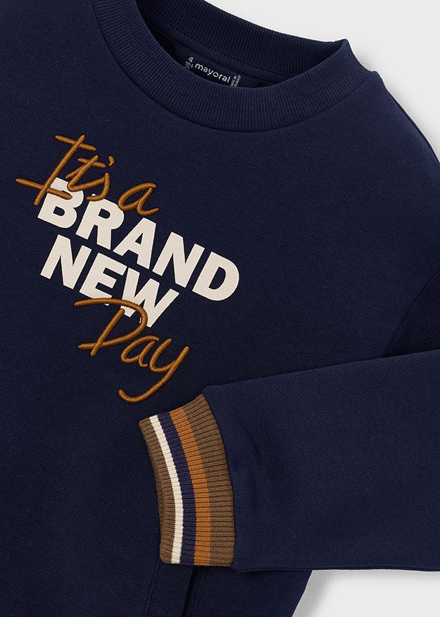 Dettaglio felpa Mayoral bambino blu navy con scritta Brand New Day ricamata