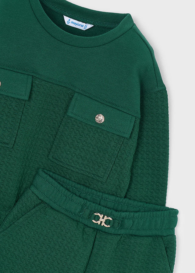 Dettaglio felpa bambina Mayoral verde bottiglia con tasche applicate e pantalone coordinato