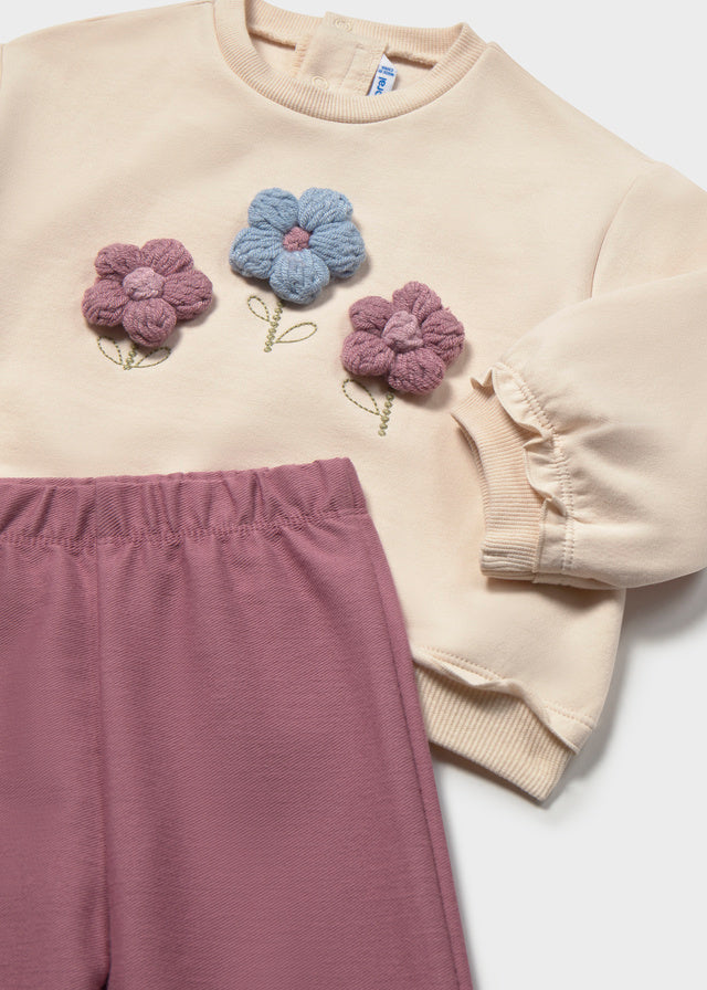 Dettaglio felpa neonata écru con fiori applicati e pantalone rosa cipria Mayoral