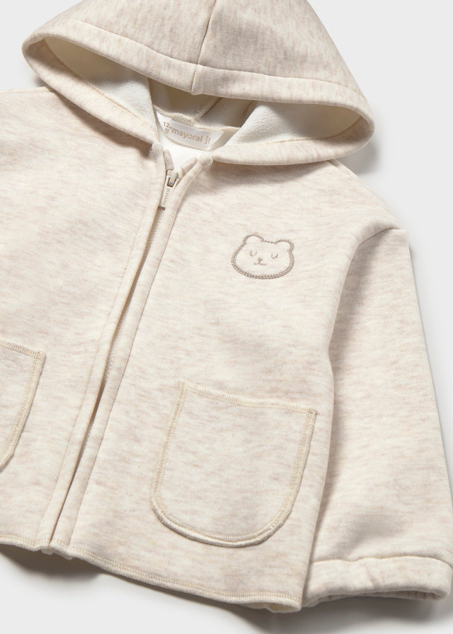 Dettaglio felpa neonato Mayoral beige con orsetto ricamato e zip