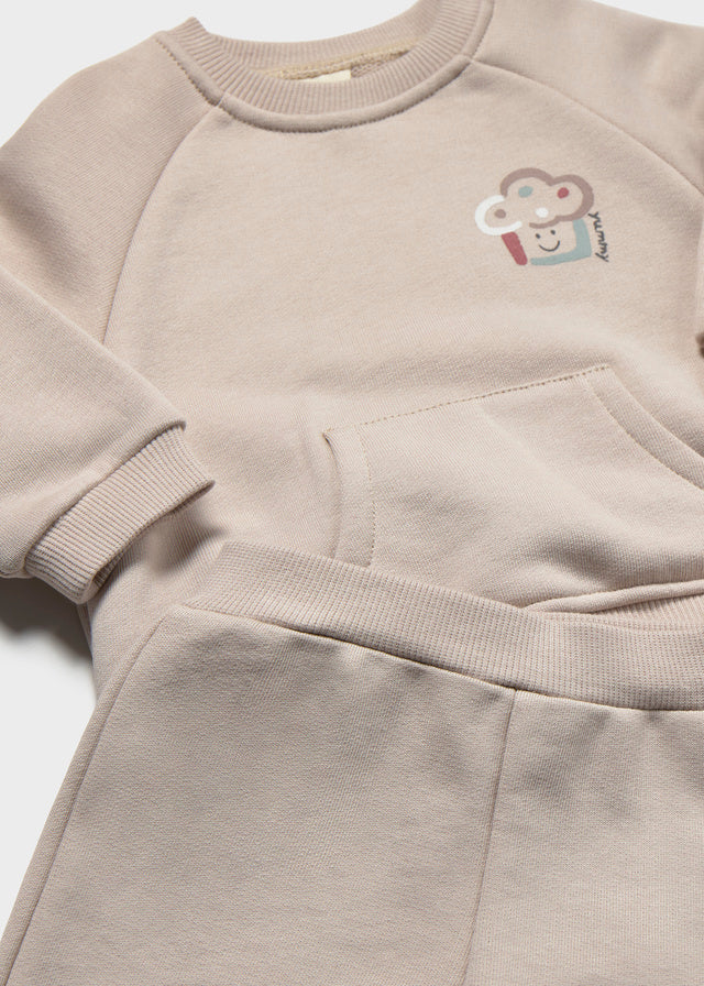 Dettaglio felpa neonato Mayoral beige con tasca a marsupio e applicazione