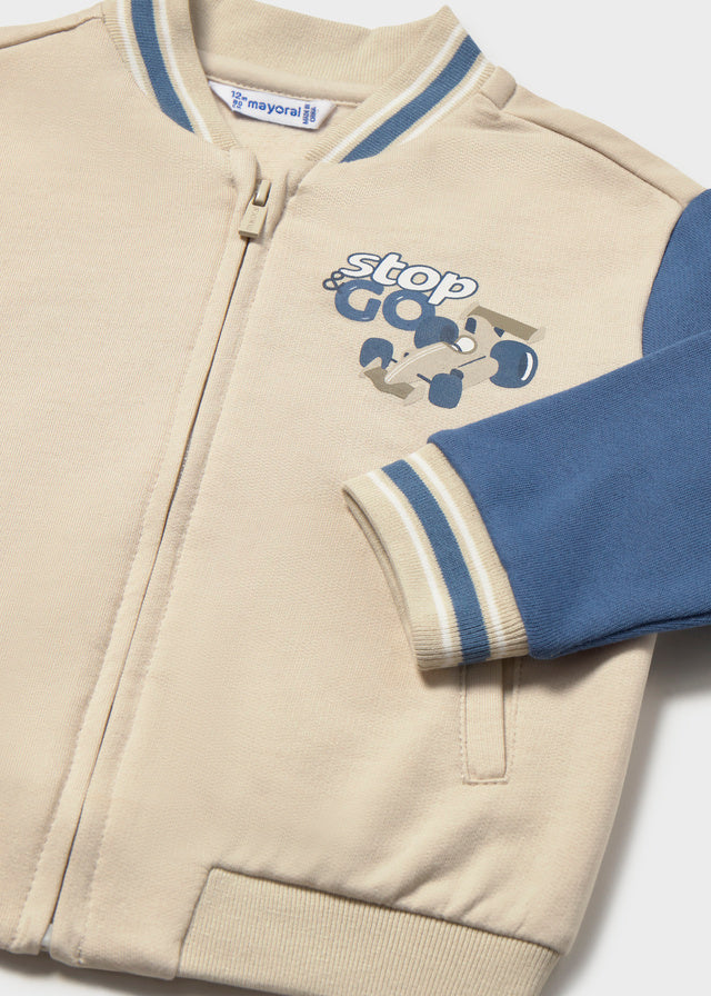Dettaglio felpa neonato Mayoral beige e blu con stampa automobile