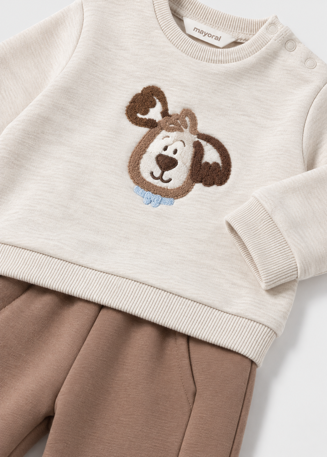 Dettaglio felpa neonato Mayoral écru con applicazione cagnolino e pantalone tortora
