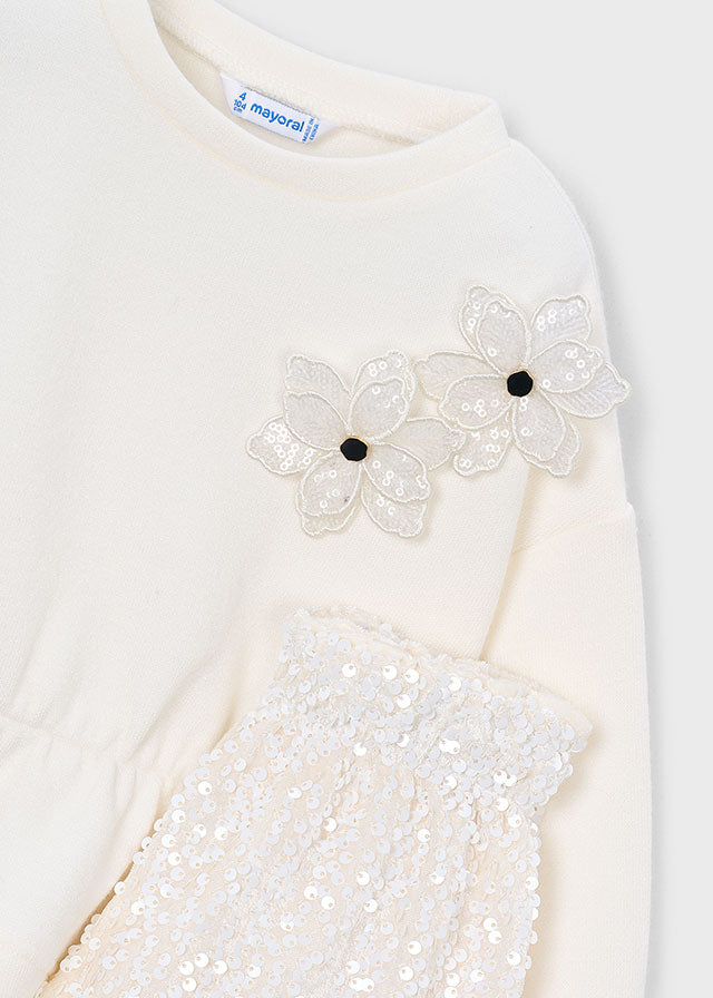 Dettaglio fiori con paillettes sulla felpa del completo bambina Mayoral