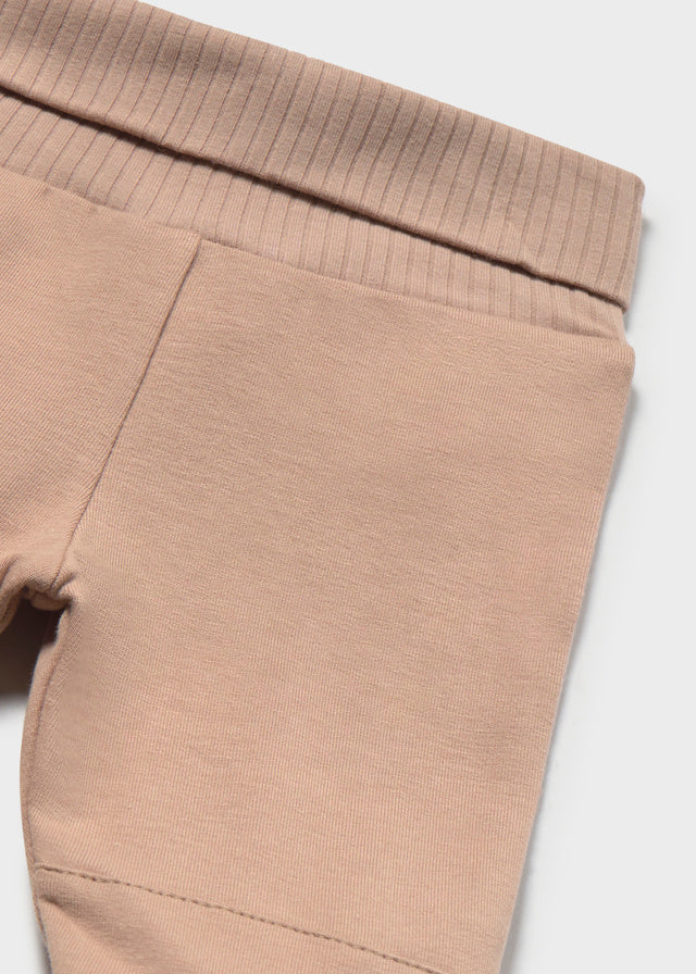 Dettaglio ghettina beige neonata Mayoral con vita elasticizzata