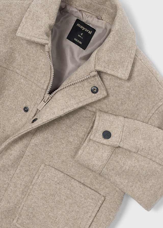 Dettaglio giacca Mayoral bambino in muflone beige con cerniera e tasca
