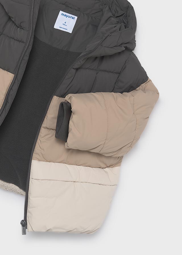 Dettaglio giaccone bambino Mayoral color block con cappuccio