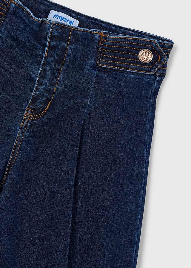 Dettaglio jeans Mayoral bambina con bottone, cuciture e pieghe decorative