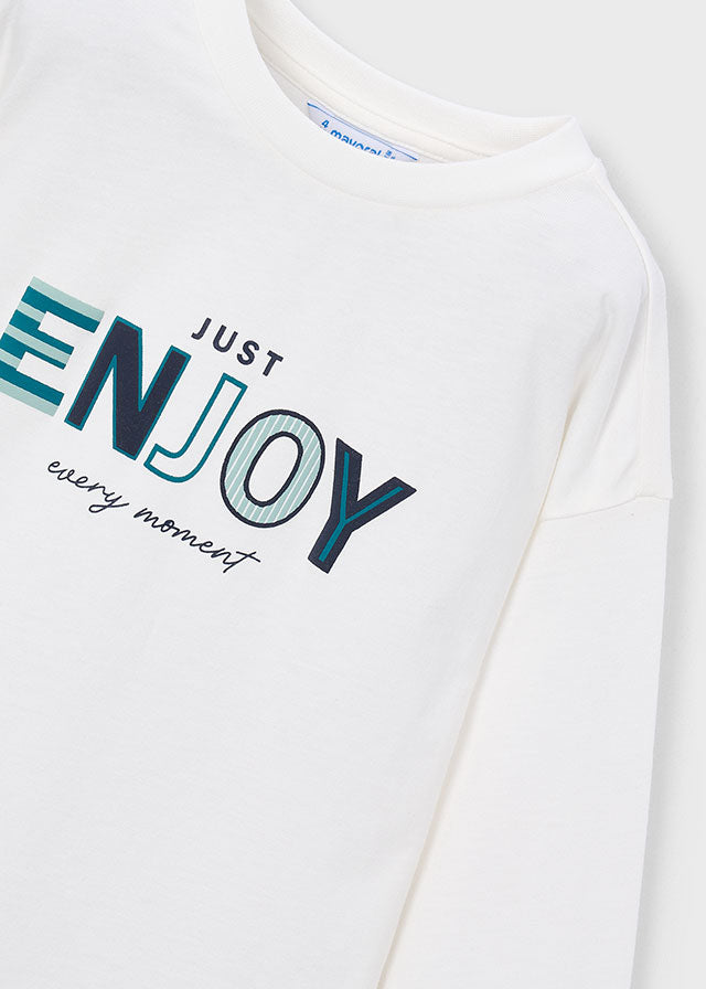 Dettaglio maglia Mayoral bambino con stampa Just Enjoy Every Moment