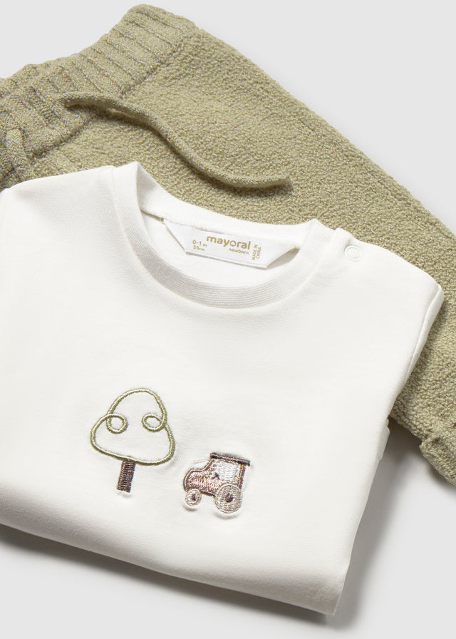 Dettaglio maglia écru neonato Mayoral con applicazione alberello e trenino