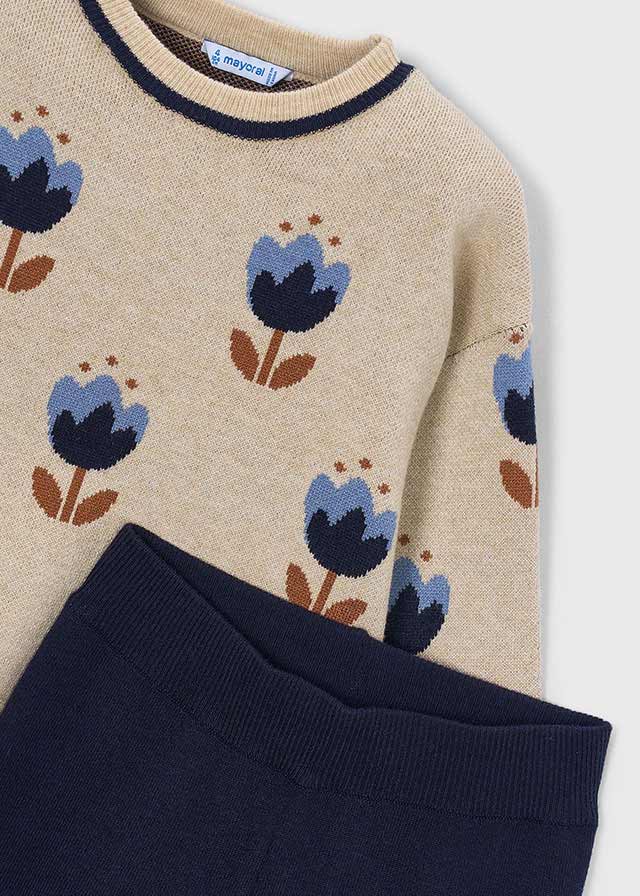 Dettaglio maglioncino Mayoral bambina beige con fantasia floreale blu e marrone