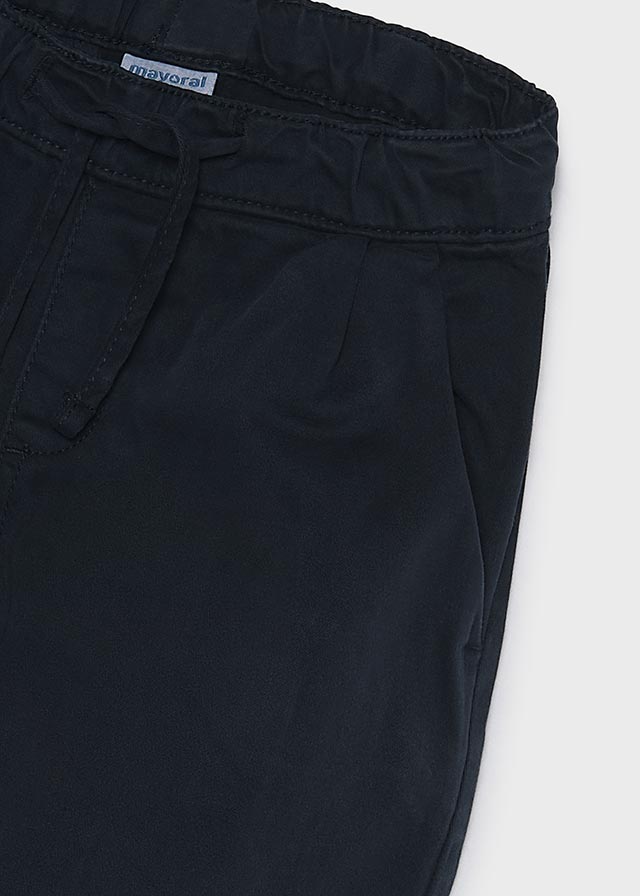 Dettaglio pantalone Mayoral bambino blu navy con vita elasticizzata e coulisse