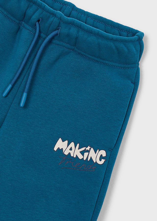 Dettaglio pantalone Mayoral bambino con vita elasticizzata, coulisse e stampa Making Friends