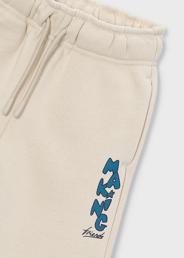 Dettaglio pantalone Mayoral bambino écru con vita elasticizzata e stampa Making Friends